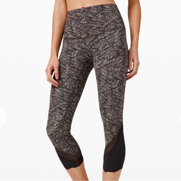 LULULEMON WUNDER UNDER HIGH RISE 23” SCALLOP HEM CROPS 23” ORIGAMI LACE BLACK. - Picture 6 of 16